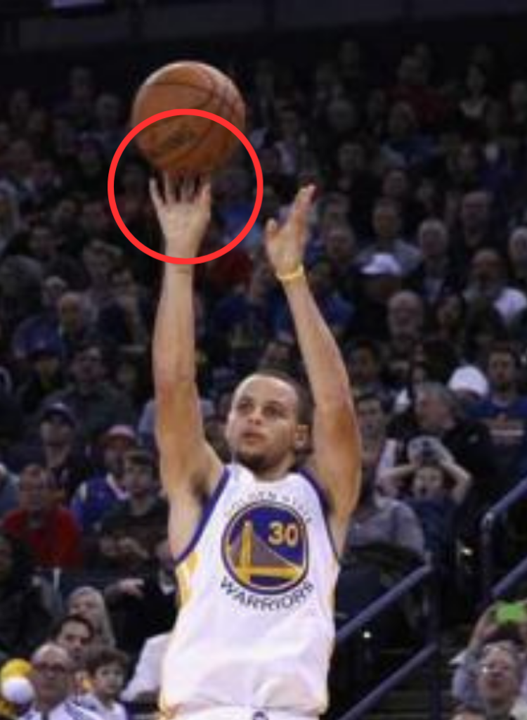 NBA史上最高のシューター、ステフィン・カリーのリリース。
最後に中指でコントロールしている。